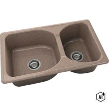 Chiuvetă de bucătărie dublă din compozit de granit bej cu două cuve de dimensiuni diferite și ventile cu sită. (Image AI modified or generated)