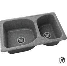 Chiuvetă încorporabilă din compozit de granit cu două cuve de dimensiuni diferite și două ventile cu sită. (Image AI modified or generated)
