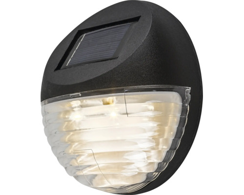 Aplică solară de perete pentru exterior, din plastic, cu panou solar integrat și dispersor din plastic striat.