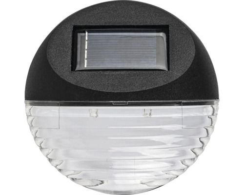 Lampă solară de exterior neagră din plastic cu panou solar integrat și carcasă transparentă striată.