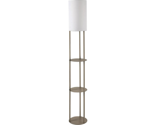 Lampadar cu trei picioare, abajur textil alb și două rafturi rotunde din metal bronz.