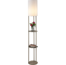 Lampadar tip trepied din metal de culoarea șampaniei cu două rafturi rotunde și un abajur cilindric alb din material textil.