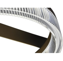 Detaliu al unui corp de iluminat modern cu sticlă striată și bandă metalică.