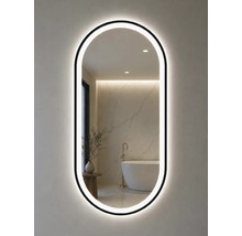 Oglindă de baie ovală cu ramă neagră și iluminare LED. Reflexia arată o baie modernă, luminoasă, cu un perete de marmură.