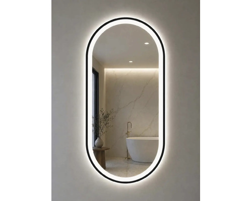 Oglindă de baie ovală cu ramă neagră și iluminare LED. Reflexia arată o baie modernă, luminoasă, cu un perete de marmură.