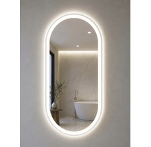 Oglindă de baie ovală cu iluminare LED perimetrală, reflectând o baie modernă, luminoasă, cu cadă de sine stătătoare.
