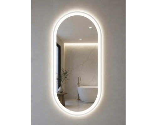 Oglindă de baie ovală cu iluminare LED perimetrală, reflectând o baie modernă, luminoasă, cu cadă de sine stătătoare.