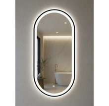 Oglindă de baie LED ovală cu ramă neagră și senzor tactil. Reflecția prezintă o baie modernă, luminoasă, cu o cadă de sine stătătoare.