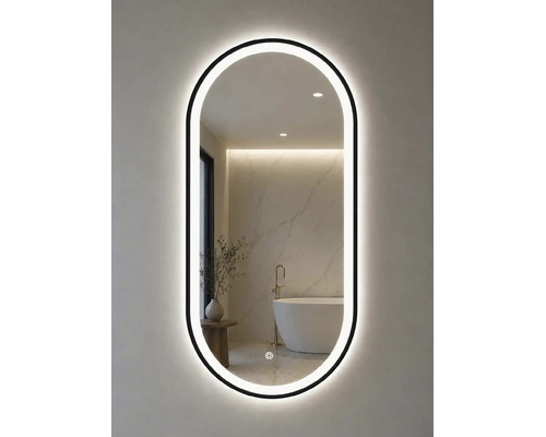Oglindă de baie LED ovală cu ramă neagră și senzor tactil. Reflecția prezintă o baie modernă, luminoasă, cu o cadă de sine stătătoare.