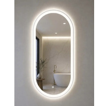 Oglindă de baie ovală cu iluminare LED perimetrală într-o baie modernă cu cadă de sine stătătoare.