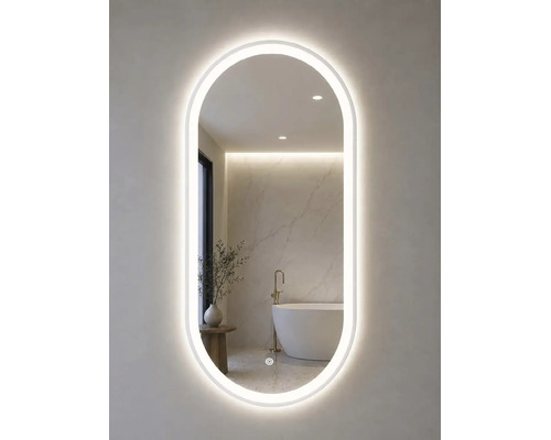 Oglindă de baie ovală cu iluminare LED perimetrală într-o baie modernă cu cadă de sine stătătoare.