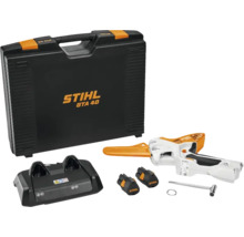 Set fierăstrău de grădină cu acumulator STIHL GTA 40 cu doi acumulatori, încărcător și valiză de transport.
