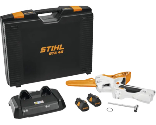 Set fierăstrău de grădină cu acumulator STIHL GTA 40 cu doi acumulatori, încărcător și valiză de transport.