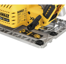 Detaliu al tălpii unui ferăstrău circular cu acumulator DeWalt DCS572 cu manetă de reglare și șuruburi de ajustare.