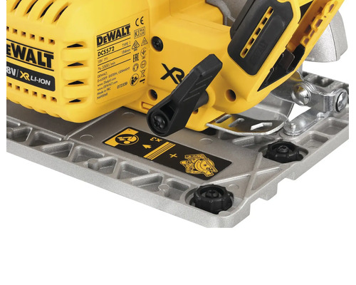 Detaliu al tălpii unui ferăstrău circular cu acumulator DeWalt DCS572 cu manetă de reglare și șuruburi de ajustare.