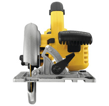 Ferăstrău circular DeWalt, vedere frontală cu talpă reglabilă și scală de înclinare.