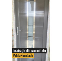Ușă de intrare gri modernă cu inserție verticală de sticlă, două benzi metalice și mâner argintiu.