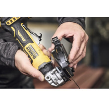 Montarea unei apărători de protecție pe o sculă multifuncțională cu acumulator DeWalt.