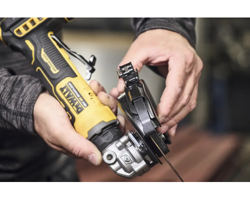 Montarea unei apărători de protecție pe o sculă multifuncțională cu acumulator DeWalt.