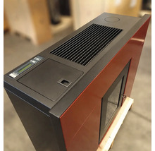 Sobă modernă pe peleți cu panou de control digital, grilaj de ventilație în partea superioară și ușă laterală din sticlă.