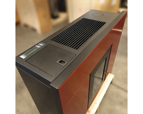 Sobă modernă pe peleți cu panou de control digital, grilaj de ventilație în partea superioară și ușă laterală din sticlă.