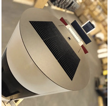 Carcasă metalică rotundă cu un panou solar dreptunghiular integrat.