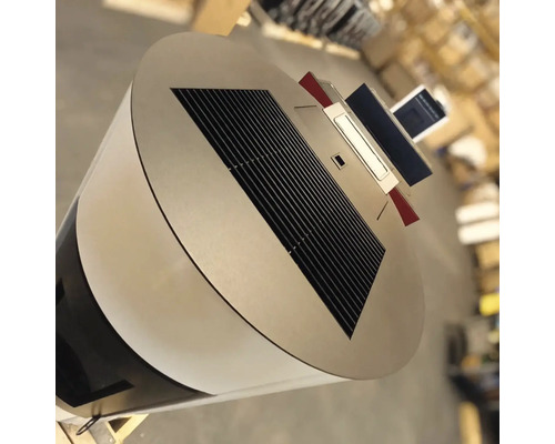 Carcasă metalică rotundă cu un panou solar dreptunghiular integrat.