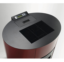 Vedere de sus a unei sobe pe peleți ovale, roșu-negru, cu panou de control digital, capac rezervor și grilaj de ventilație.