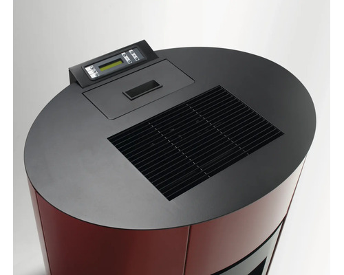 Vedere de sus a unei sobe pe peleți ovale, roșu-negru, cu panou de control digital, capac rezervor și grilaj de ventilație.
