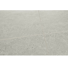 Plăci din gresie porțelanată cu aspect de beton, suprafață structurată și rosturi înguste.