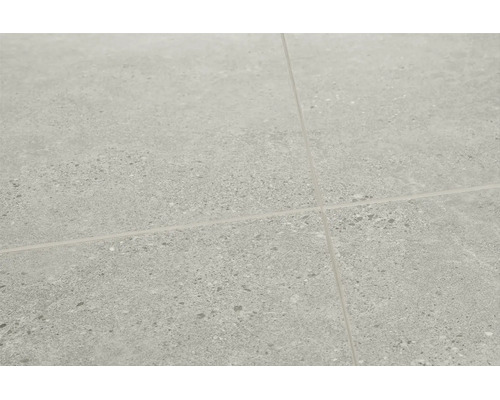 Plăci din gresie porțelanată cu aspect de beton, suprafață structurată și rosturi înguste.