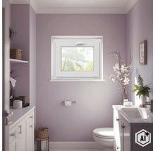 O baie luminoasă cu fereastră din material plastic instalată, lavoar și toaletă într-un interior modern și îngrijit. (Image AI modified or generated)