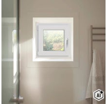 O fereastră mică din material plastic, de formă pătrată, montată într-o baie luminoasă, modernă, cu un radiator pentru prosoape. (Image AI modified or generated)