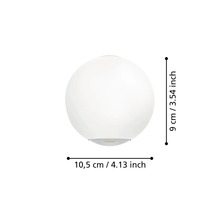 Aplică de perete sferică albă cu dimensiuni: înălțime 9 centimetri și lățime 10,5 centimetri.