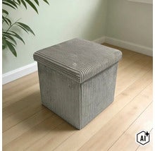 Taburet pătrat cu spațiu de depozitare, tapițat cu material reiat, amplasat pe o podea din lemn deschis la culoare într-o cameră. (Image AI modified or generated)