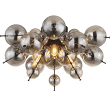 Lampă de tavan modernă cu numeroase sfere din sticlă dispuse circular pentru iluminare elegantă.