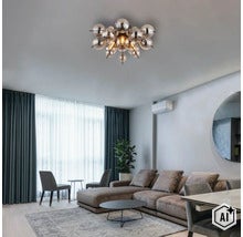 Lampă de plafon modernă cu globuri din sticlă într-un living cu canapea gri, covor și draperii mari pentru un design interior elegant. (Image AI modified or generated)
