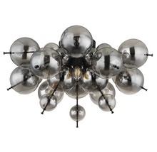 Plafonieră modernă cu numeroase sfere din sticlă pe un cadru metalic, potrivită pentru iluminatul interior decorativ.
