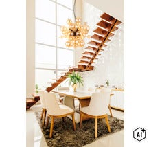 Sufragerie cu lampă suspendată modernă din globuri de sticlă, scară de lemn, masă de dining și scaune într-un spațiu luminos și deschis. (Image AI modified or generated)
