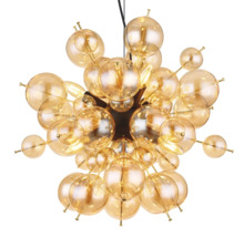 Pendul modern cu multe sfere de sticlă de dimensiuni diferite pe un suport central pentru un design decorativ.