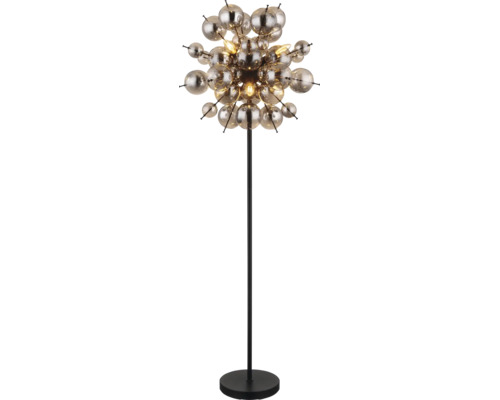 Lampadar modern cu numeroase globuri din sticlă rotunde pe un suport metalic subțire pentru iluminare ambientală în zona de locuit.
