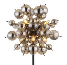 Lampadar modern de design cu numeroase sfere luminoase din sticlă aranjate sub formă de sferă pe un suport