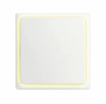 Întrerupător de lumină pătrat cu iluminare de fundal integrată în design plat.