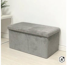 Banchetă de depozitare dreptunghiulară cu capac din material textil reiat pentru living sau dormitor (Image AI modified or generated)