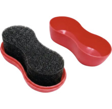 Burete pentru încălțăminte cu carcasă din plastic roșu și burete negru cu formă ergonomică.