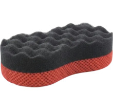 Burete de curățare cu formă ergonomică, suprafață neagră ondulată și structură de plasă roșie.