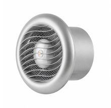 Ventilator de perete rotund cu grila de protectie si lamele de ventilatie pentru aerisirea spatiilor de locuit.