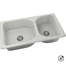 Chiuvetă încorporabilă dublă din ceramică albă cu două cuve și ventile cu sită. (Image AI modified or generated)
