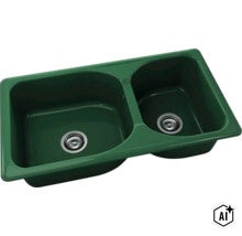 Chiuvetă încorporabilă dublă verde cu două cuve de dimensiuni diferite și site de scurgere. (Image AI modified or generated)