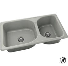 Chiuvetă de bucătărie dublă gri cu o cuvă mare și una mică, inclusiv ventile tip coș și preaplin. (Image AI modified or generated)
